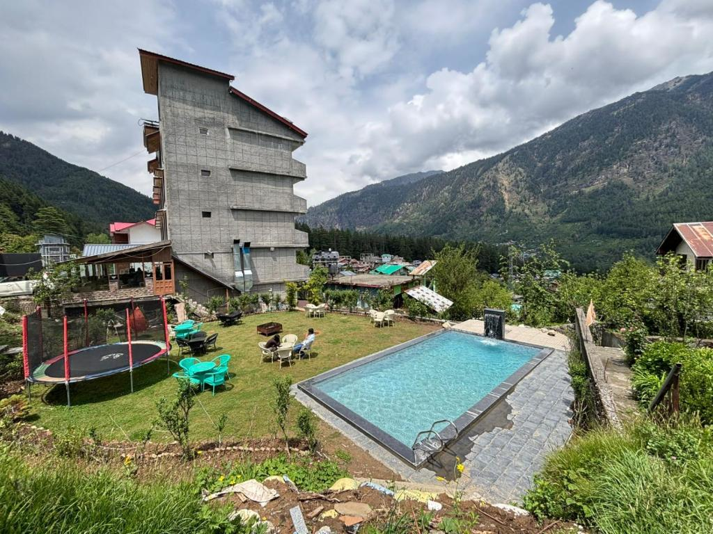 Hotel Smugglers Mountain View offering budget-friendly accommodation with stunning mountain views, garden seating, a trampoline for kids, and a swimming pool in Himachal Pradesh